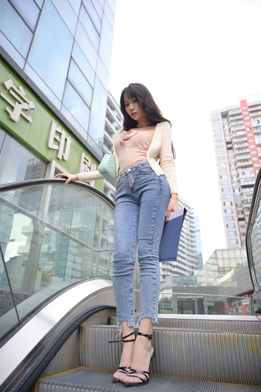 我丝你想-美西公交车站奇遇记[74P/89MB]