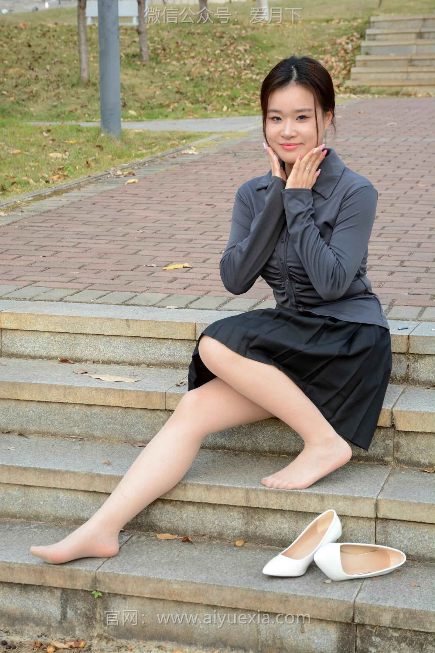 月下摄影-茜茜灰色小JK[100P/1V/3.09GB]