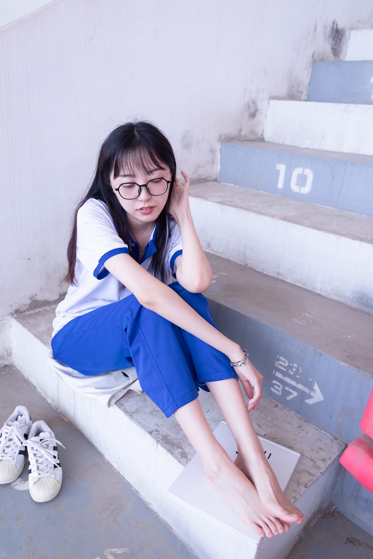 袜啵啵-稚予校服、贝壳头、白棉袜、裸足[139P+1V/2.99GB]