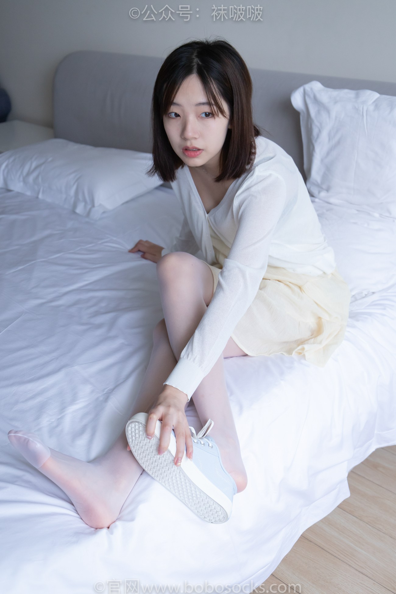 袜啵啵-小甜豆帆布鞋、薄白丝[133P/1V/3.14GB]