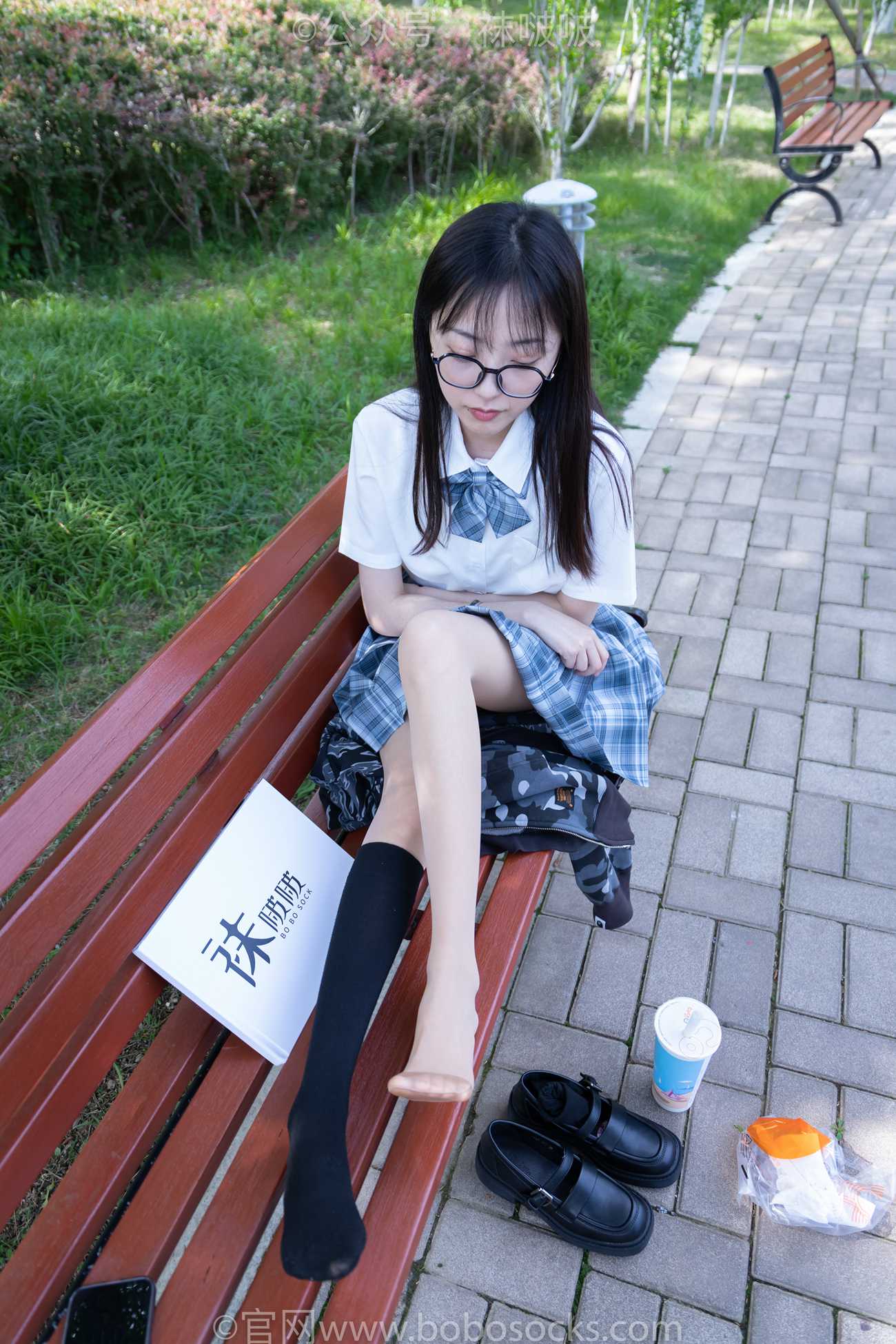 袜啵啵-稚予JK制服、皮鞋、黑色中筒棉袜、肉丝[143P/1V/3.49GB]