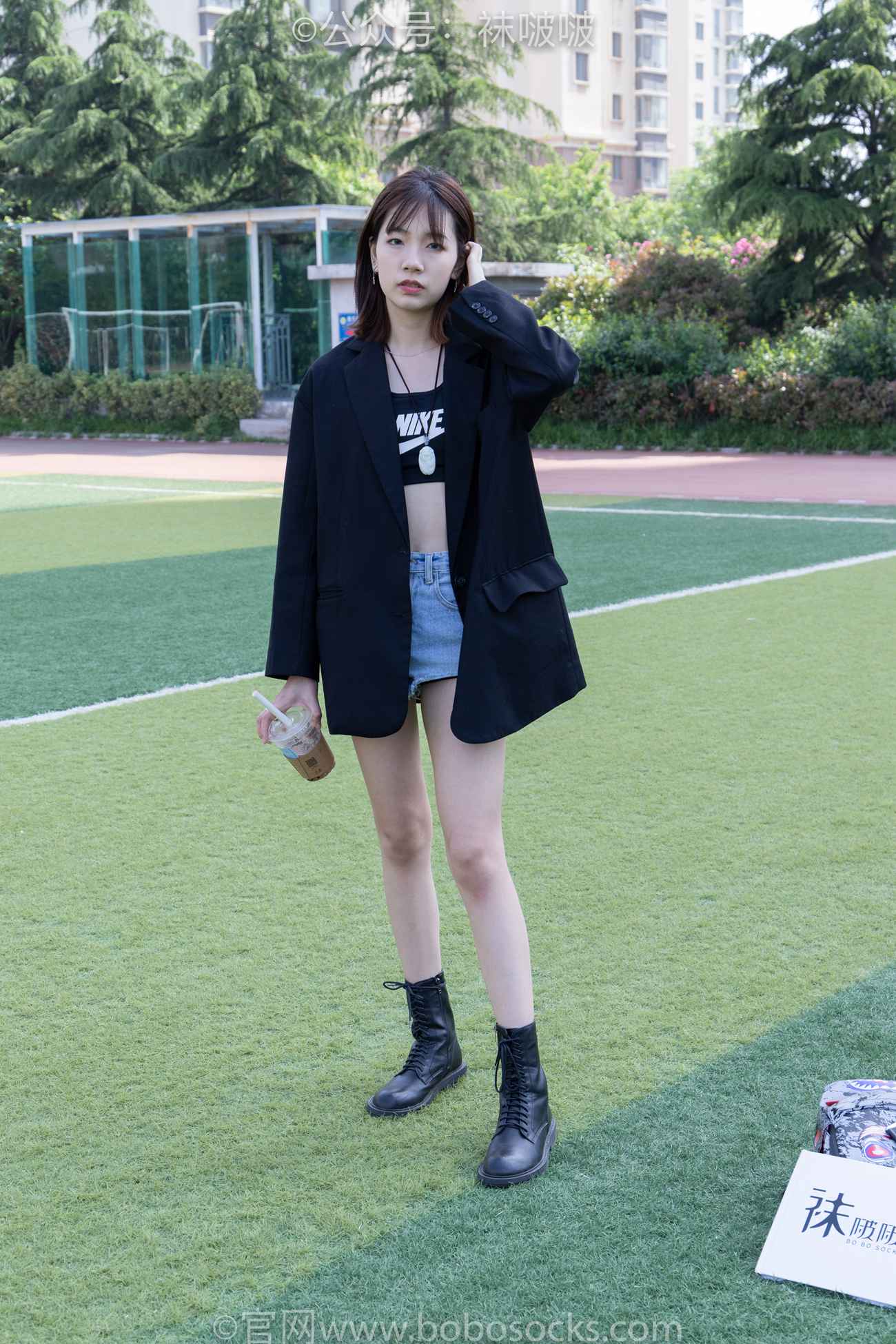 袜啵啵-小甜豆马丁靴、白色短棉袜、裸足[117P+1V/3.38GB]