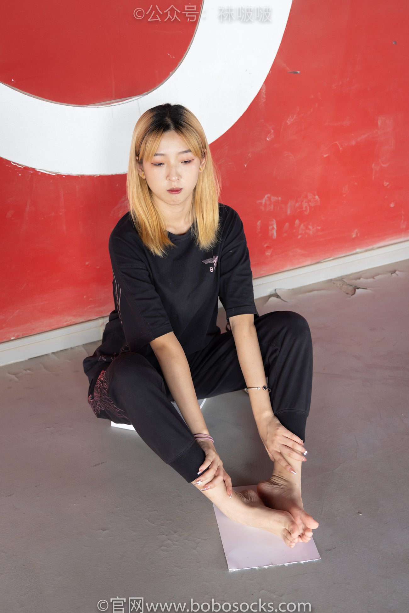 袜啵啵-木木运动鞋、白棉袜、裸足[136P/1V/3.94GB]