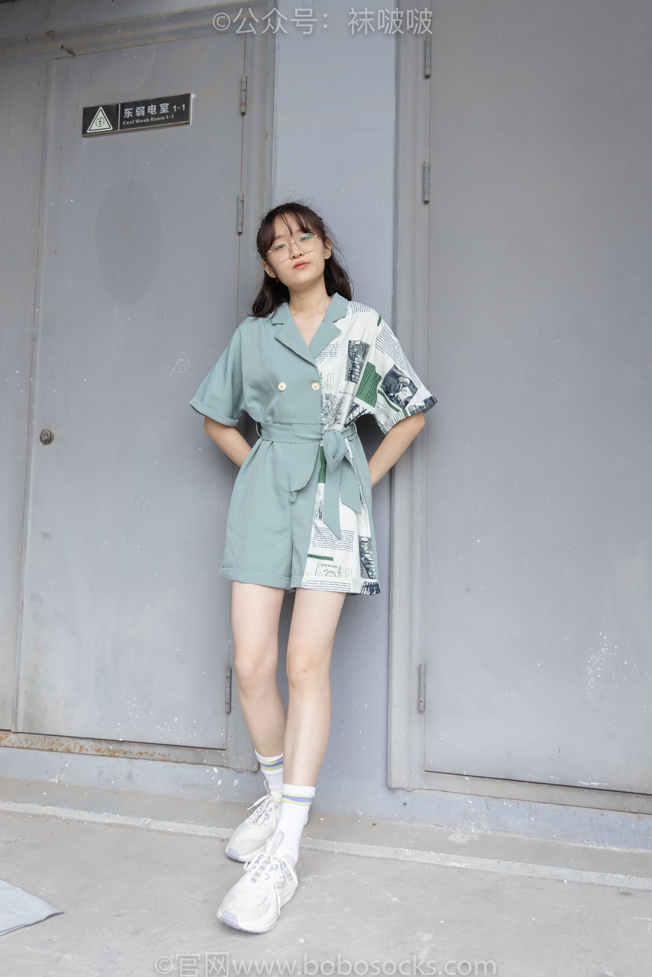 袜啵啵-熊熊运动鞋、白色棉袜（踩脏）、裸足[146P/1V/5.23GB]