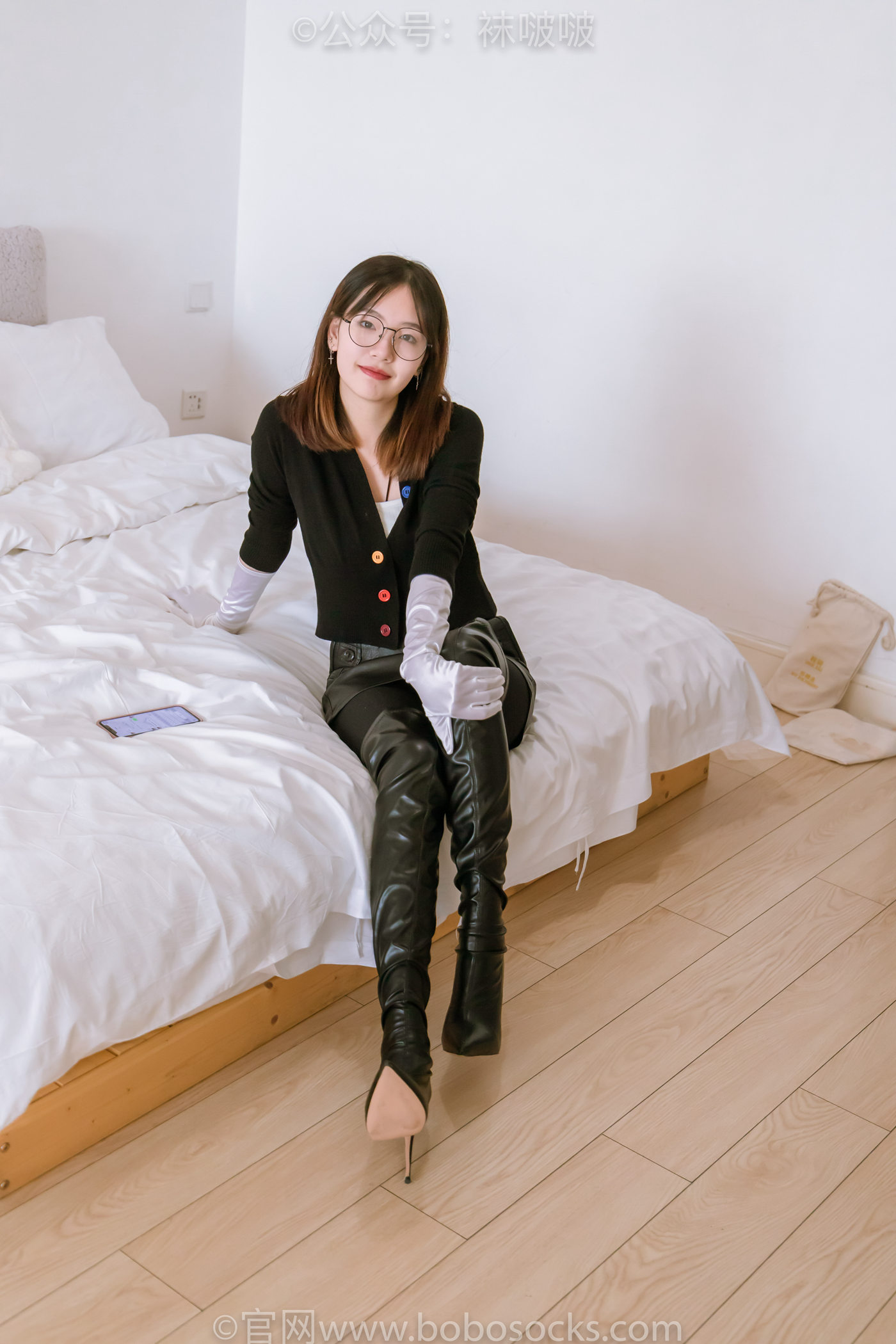 袜啵啵-小甜豆高跟长靴、黑色踩脚裤、肉丝[140P/1V/6.16GB]