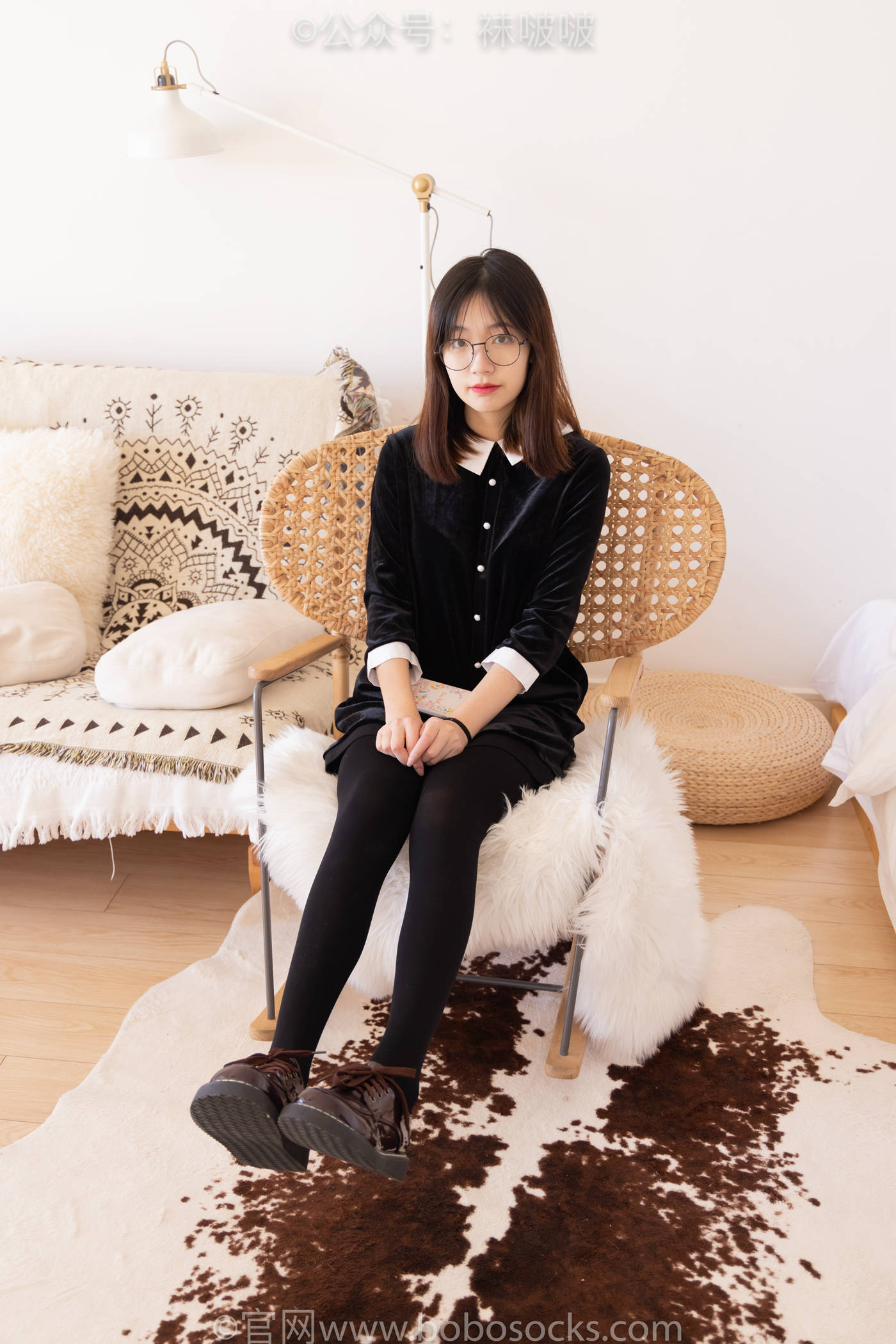 袜啵啵-小甜豆皮鞋、厚黑丝、黑色蕾丝船袜[143P/1V/7.91GB]