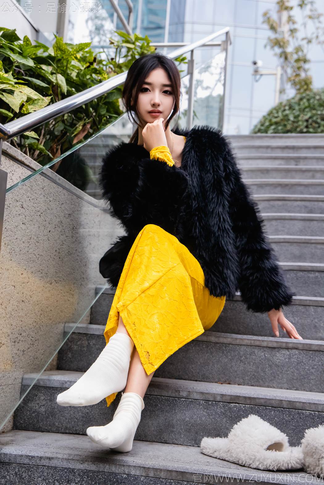 足愉心-星朵（搭配：黑色毛衫、黄色连衣裙、绒毛拖鞋、白色棉袜、裸足）[110P/2V/13.6GB]