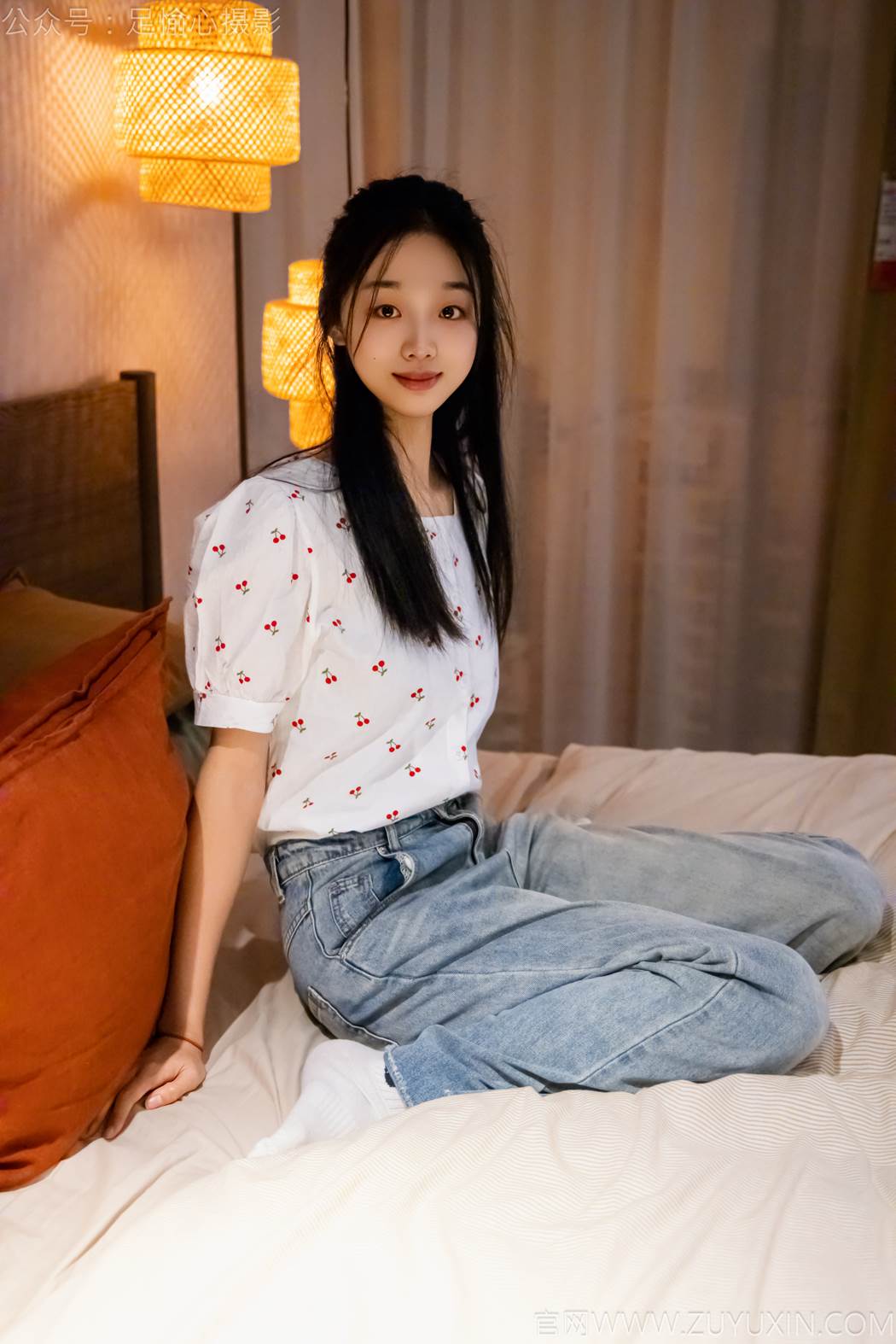 足愉心-奶芙（搭配：碎花衬衫、牛仔长裤、运动鞋、白色棉袜、裸足）[110P/2V/14.5GB]