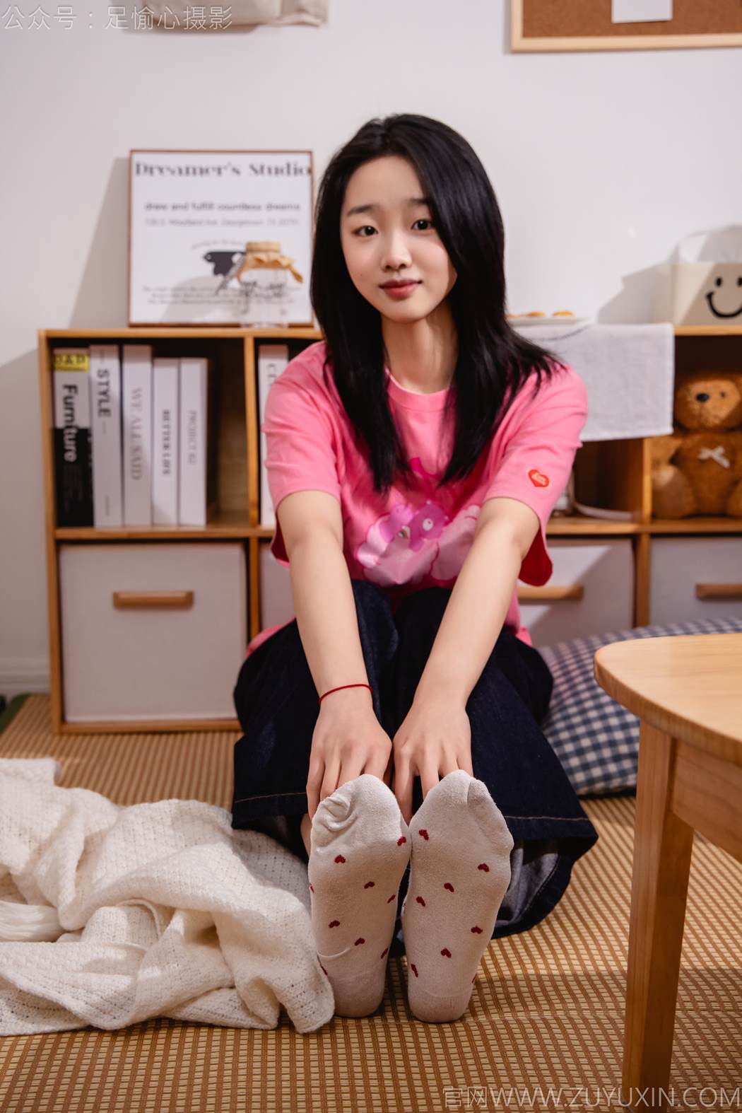 足愉心-奶芙（搭配：粉色T恤、牛仔长裤、运动鞋、白色棉袜、裸足）[110P/2V/16.3GB]