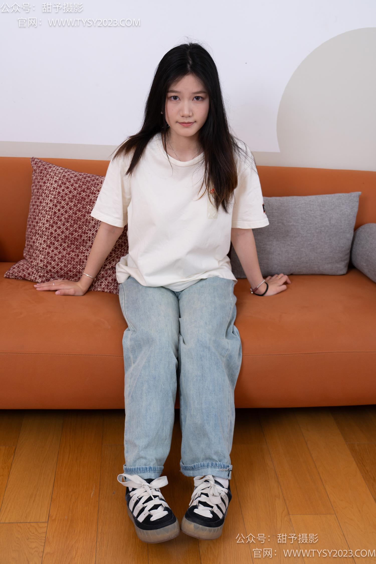 甜予摄影-NO.043松松帆布鞋、白棉袜、裸足[118P/2V/9.62GB]