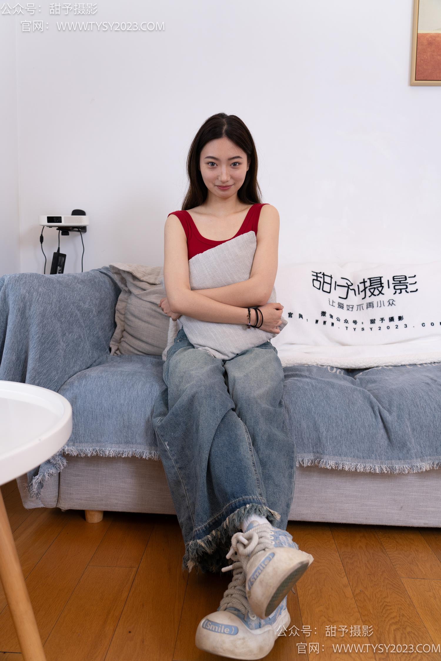 甜予摄影-NO.064雪梨-帆布鞋、白棉袜、肉丝（脚尖加固款）[130P/2V/10.0GB]