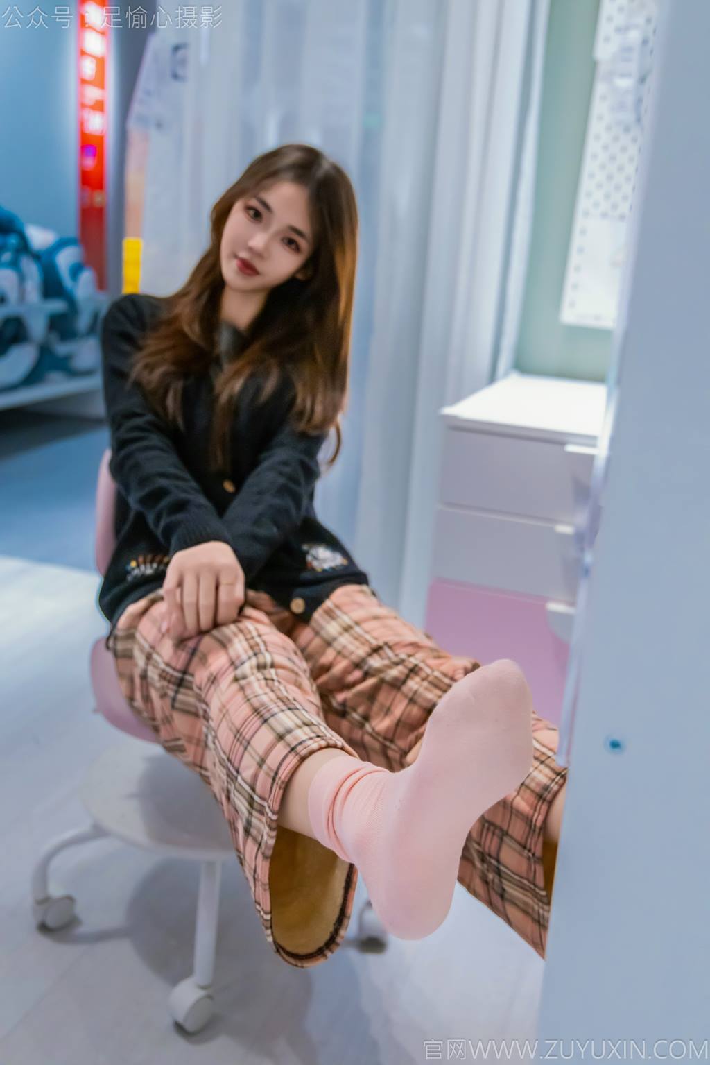 足愉心-软软（搭配：黑色外套、黄色格子长裤、毛绒拖鞋、粉色棉袜、裸足）[120P/2V/11.4GB]