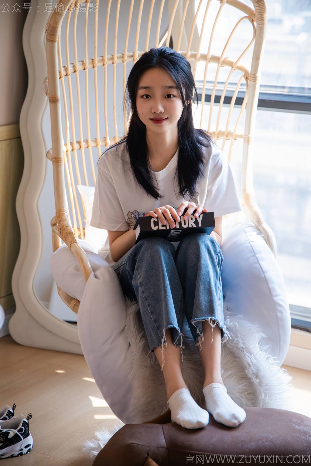 足愉心-奶芙（搭配：白T恤、牛仔裤、运动鞋、白色棉袜、裸足）[115P/2V/19.2GB]