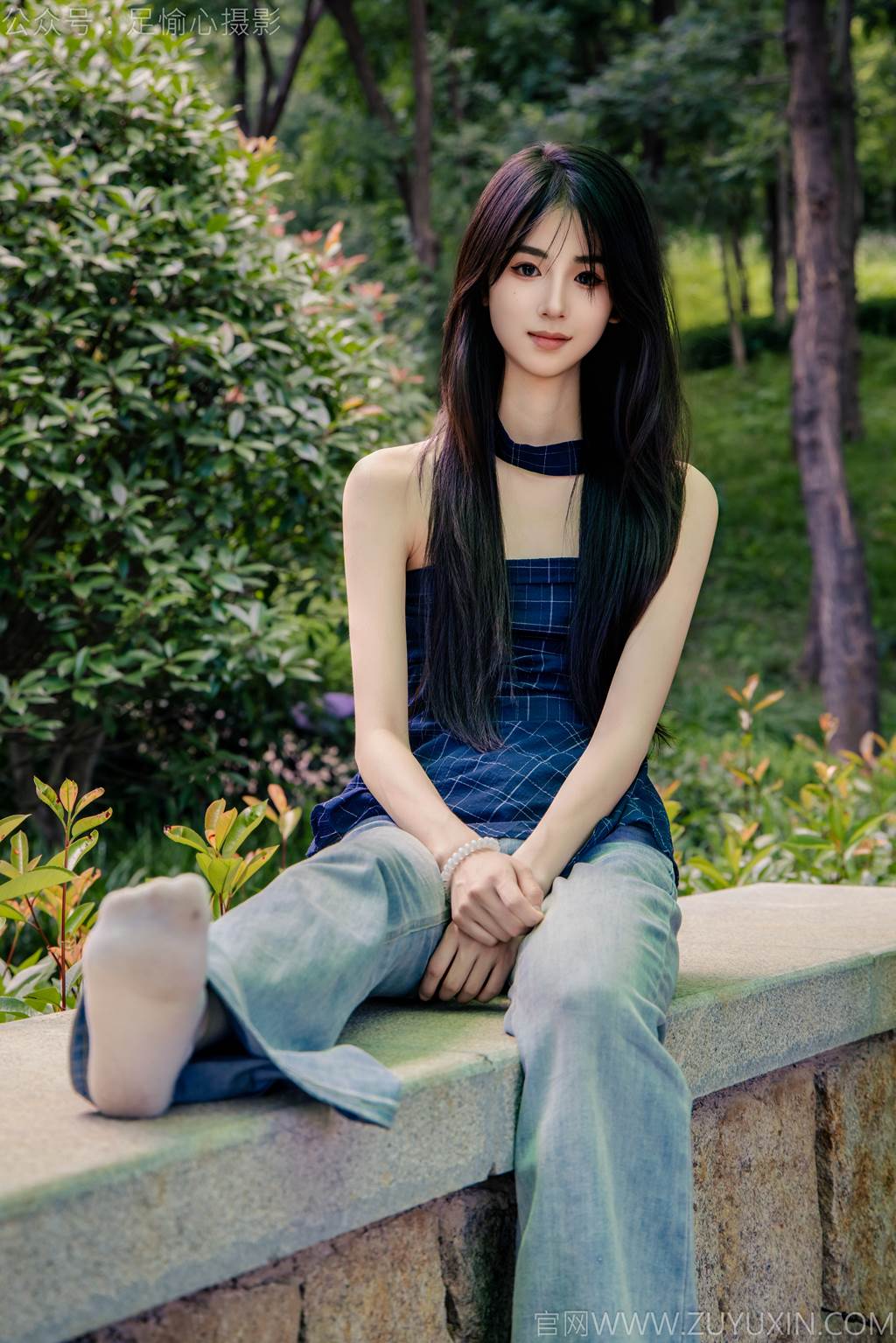 足愉心-小瑶（搭配：蓝色格子吊带、牛仔长裤、白棉袜、洞洞鞋、裸足）[120P/2V/10.7GB]